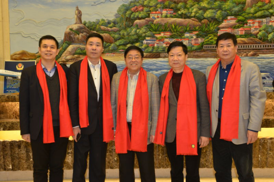 仟億達(dá)集團(tuán)董事長鄭兩斌（左一）、陜西廈門商會會長陳信雄（左二）、與廈門市人原副主任汪興裕（正中）、廈門駐京辦主任王飛（右二）廈門企業(yè)商會會長蔣清林（右一）