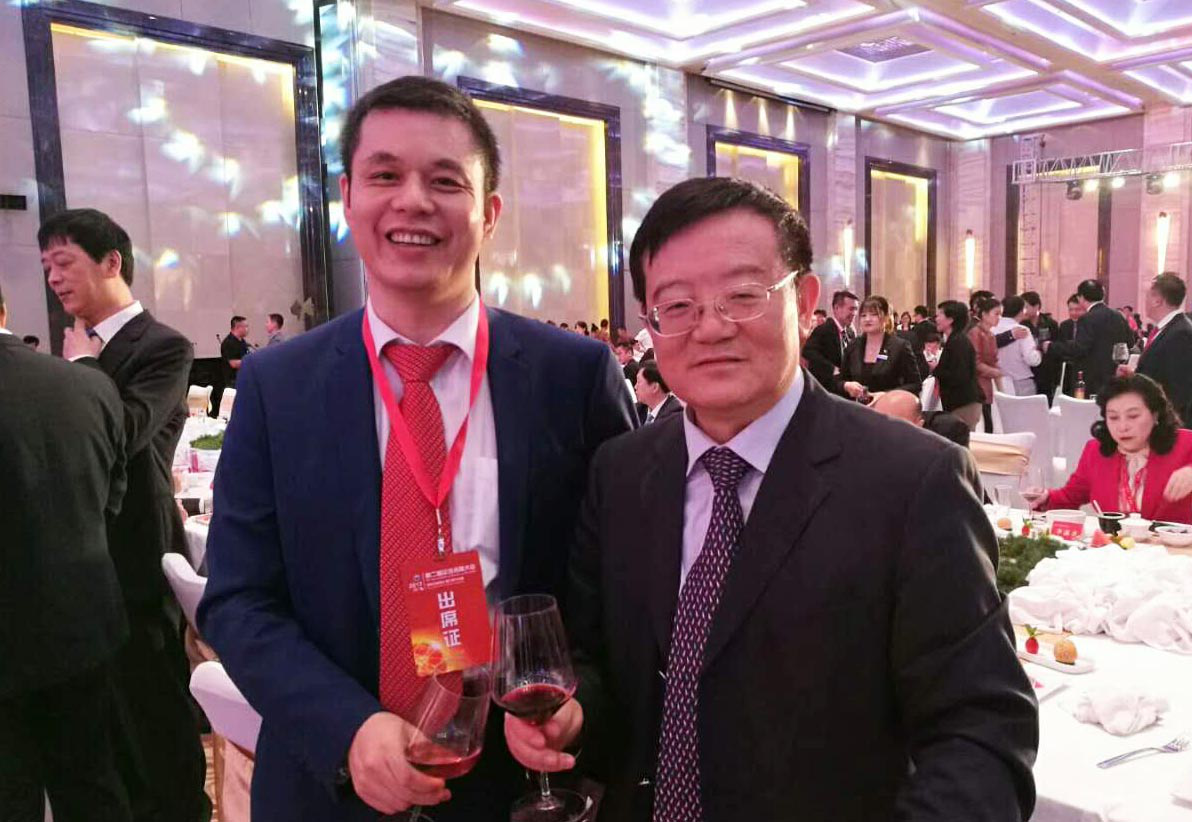 全國工商聯(lián)黨組書記、常務(wù)副主席徐樂江（右）與仟億達集團董事長鄭兩斌（左）