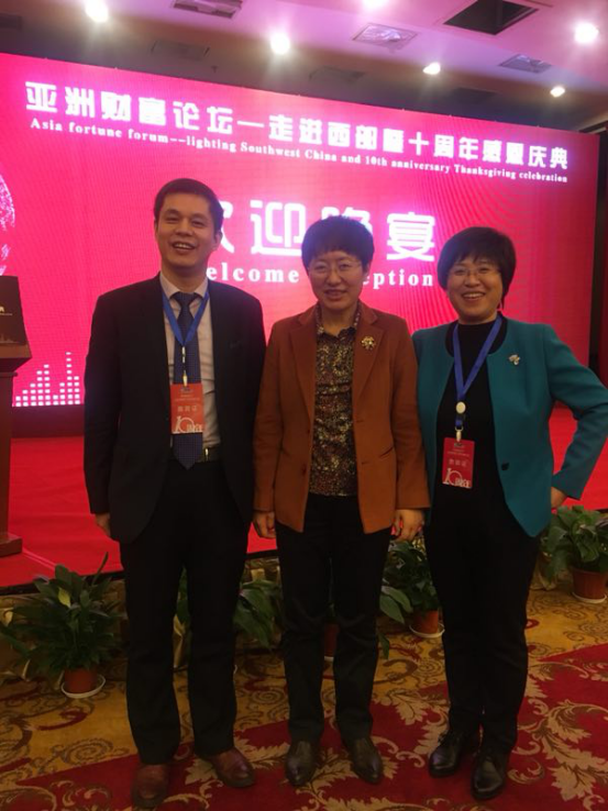 仟億達(dá)集團(tuán)董事長(zhǎng)鄭兩斌先生（左）與山東省副省長(zhǎng)兼山東工商聯(lián)主席王隨蓮（中）、山東省工商聯(lián)副主席孫美菊（右）