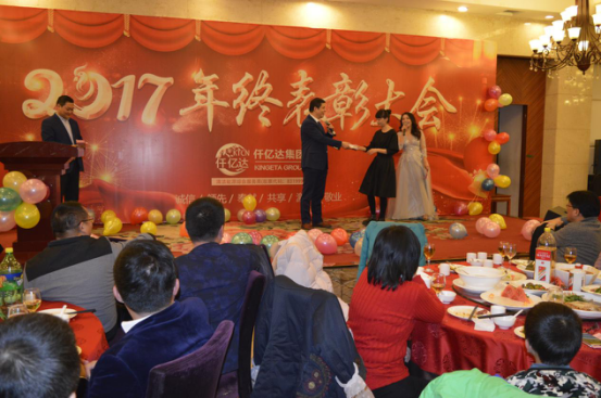 董事長鄭兩斌先生抽取、頒發(fā)終級幸運(yùn)獎(jiǎng)