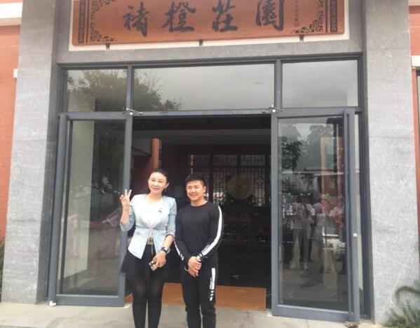 仟億達(dá)集團(tuán)總裁(左)與型動(dòng)體育始人、奧運(yùn)陳一冰(右)