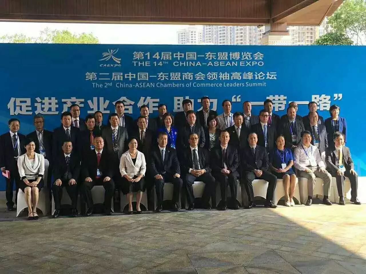 全國(guó)工商聯(lián)副主席黃榮(首排右5)、廣西壯族自治區(qū)副主席陳剛(首排右6)與仟億達(dá)集團(tuán)董事長(zhǎng)鄭兩斌(三排左3)等嘉賓合影